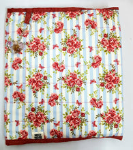 Cargar imagen en el visor de la galería, Rosas rojas sobre rayas verdes