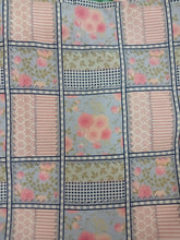Cargar imagen en el visor de la galería, Floral con cuadros celeste y rosa