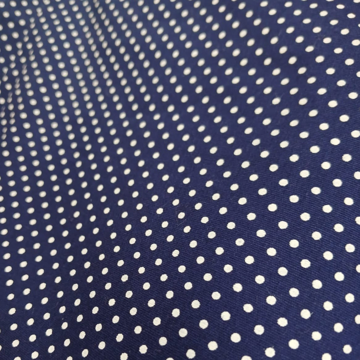 Motas blancas sobre azul marino