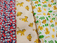 Cargar imagen en el visor de la galería, Mickey Mouse, fondo rojo