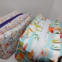 Cargar imagen en el visor de la galería, Cartuchera acolchada con volado