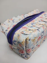 Cargar imagen en el visor de la galería, Cartuchera acolchada con volado