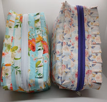 Cargar imagen en el visor de la galería, Cartuchera acolchada con volado