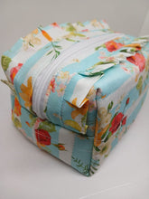 Cargar imagen en el visor de la galería, Cartuchera acolchada con volado