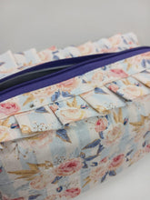 Cargar imagen en el visor de la galería, Cartuchera acolchada con volado