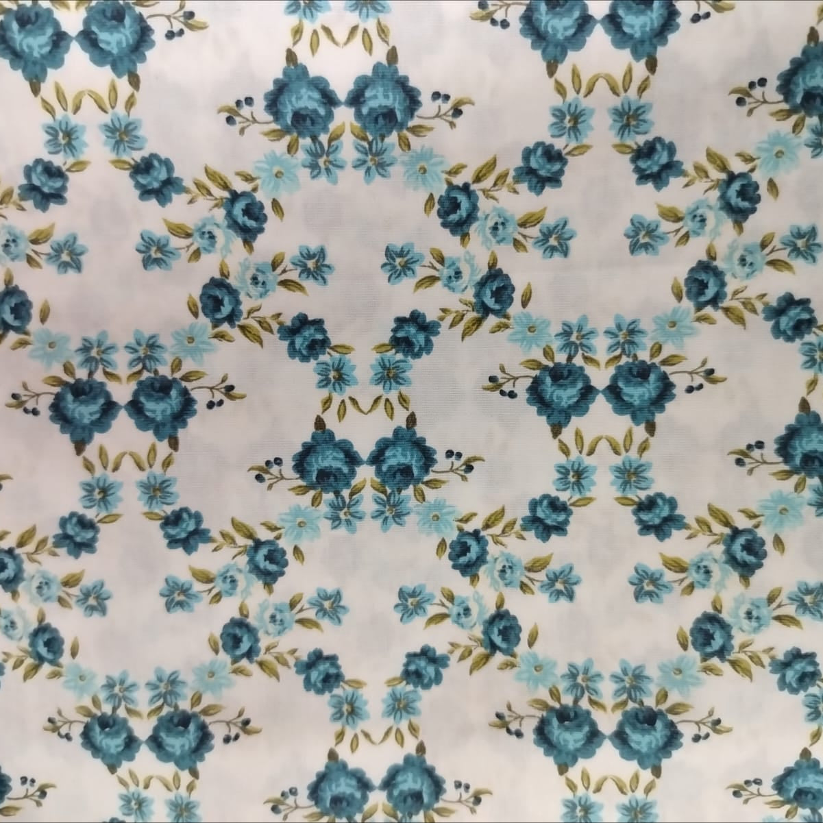 Floreada turquesa sobre blanco