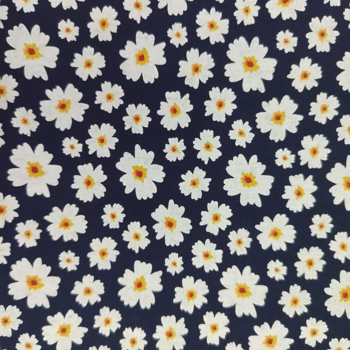 Floreado blanco sobre azul oscuro