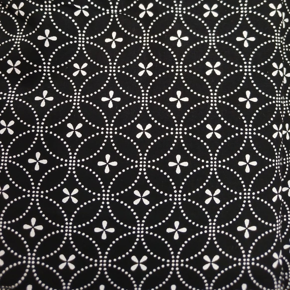 Florcita blanca y negra geometrica
