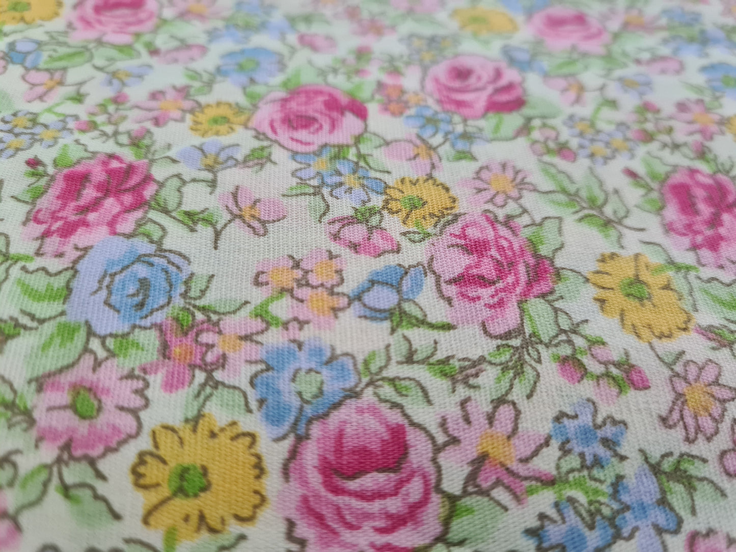 Floreada rositas rosadas y flores amarillas