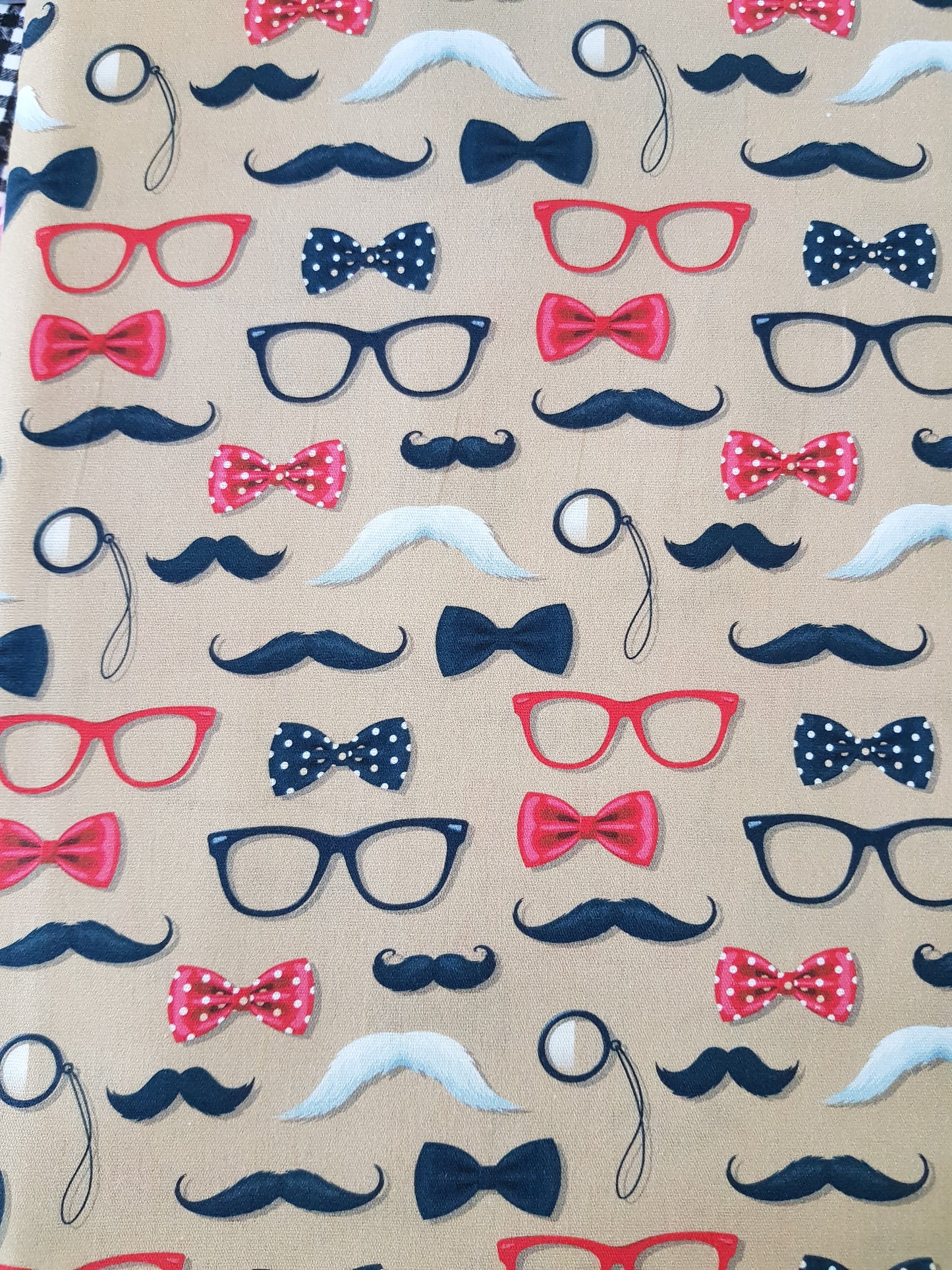 Bigotes, lentes, gentleman
