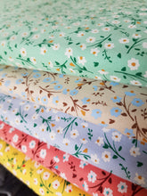 Cargar imagen en el visor de la galería, Florcitas manzanilla fondo celeste