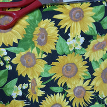 Cargar imagen en el visor de la galería, Girasoles flores grandes fondo negro