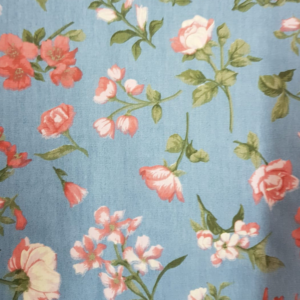 Floreada rosas fondo celeste jean