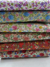 Cargar imagen en el visor de la galería, Floreada rositas salmón y flores celestes