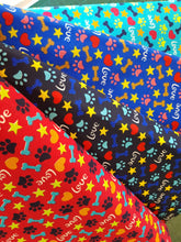 Cargar imagen en el visor de la galería, Love Pets huesitos fondo azul perritos