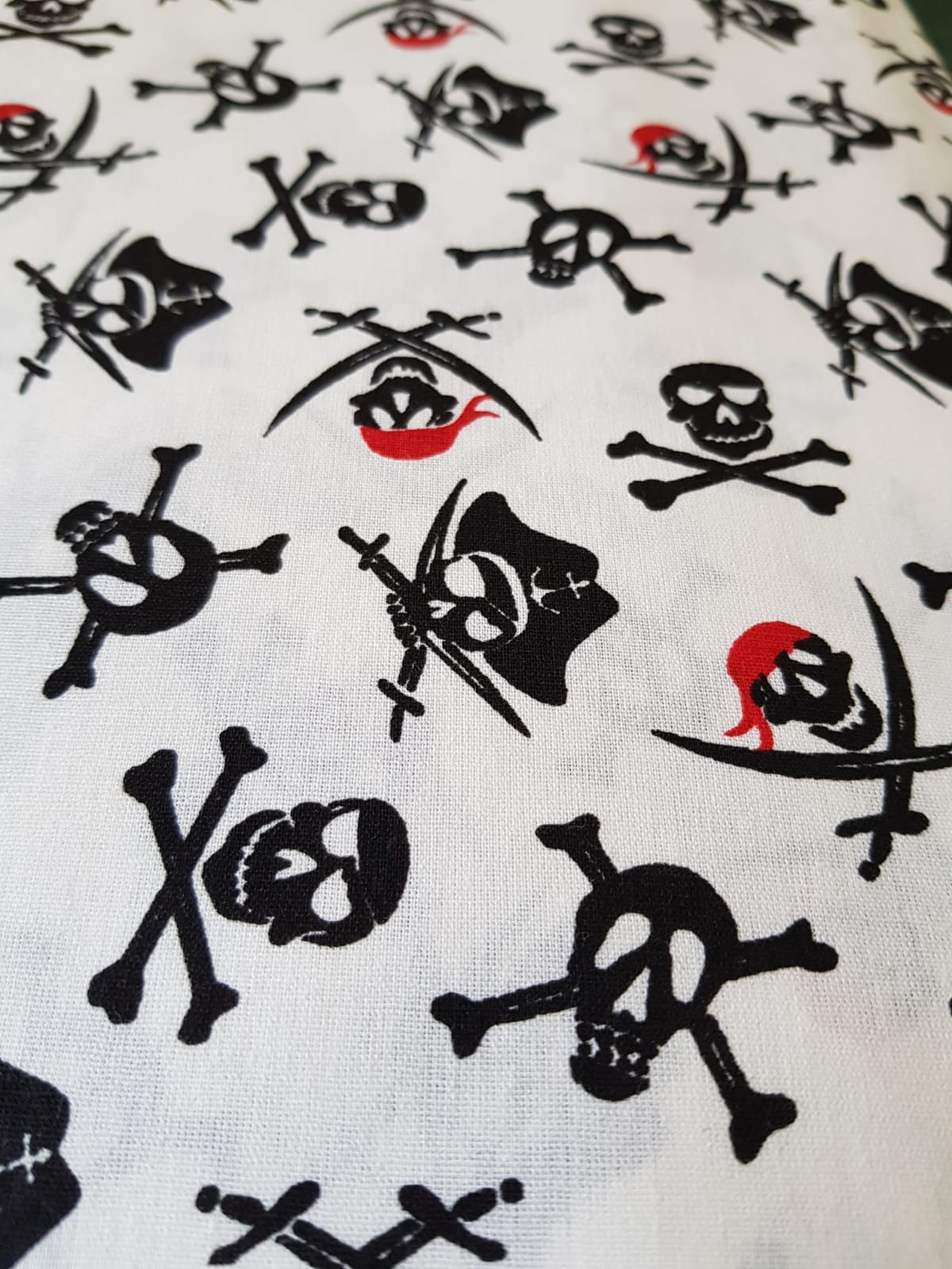 Calaveras piratas negras fondo blanco