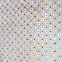 Cargar imagen en el visor de la galería, Floreada margaritas fondo celeste