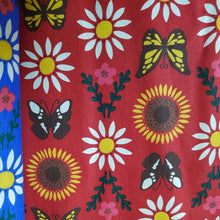 Cargar imagen en el visor de la galería, Mariposas y girasoles fondo rojo