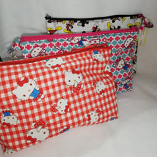 Cargar imagen en el visor de la galería, Cartuchera triangular de tela