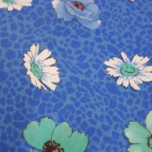 Cargar imagen en el visor de la galería, Floreada florcitas verde agua sobre fondo celeste
