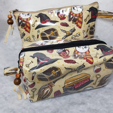 Cargar imagen en el visor de la galería, Cartuchera triangular de tela