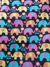 Cargar imagen en el visor de la galería, Elefantes coloridos fondo negro