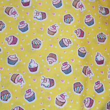 Cargar imagen en el visor de la galería, Cupcakes fondo amarillo