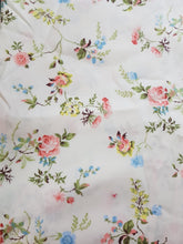 Cargar imagen en el visor de la galería, Rosas rosas y florcitas sobre blanco