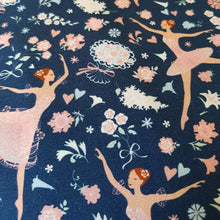 Cargar imagen en el visor de la galería, Bailarina y bouquet fondo azul