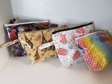 Cargar imagen en el visor de la galería, Cartuchera triangular de tela