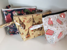 Cargar imagen en el visor de la galería, Cartuchera triangular de tela