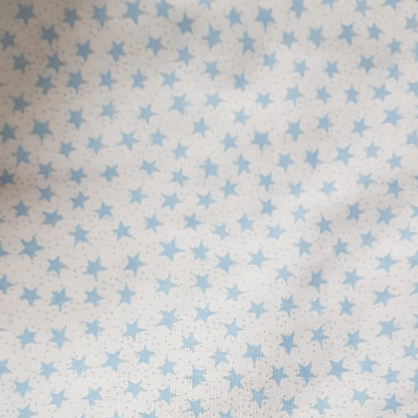 Estrellas celestes sobre fondo blanco - infantil