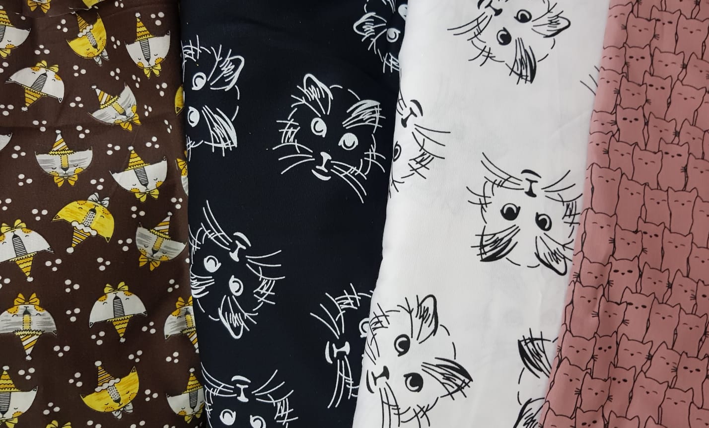 Gatos, fondo rosa viejo
