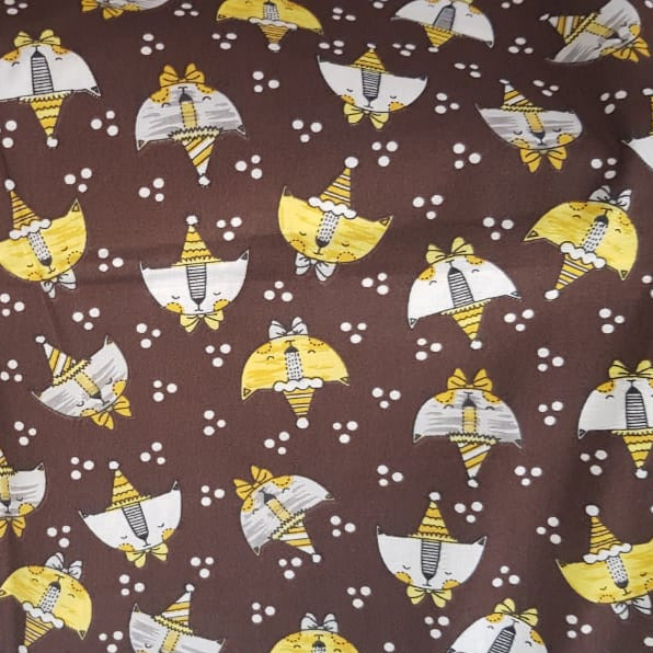 Gato, fondo marron
