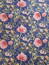 Cargar imagen en el visor de la galería, Flores rosa con pistilo largo sobre azul