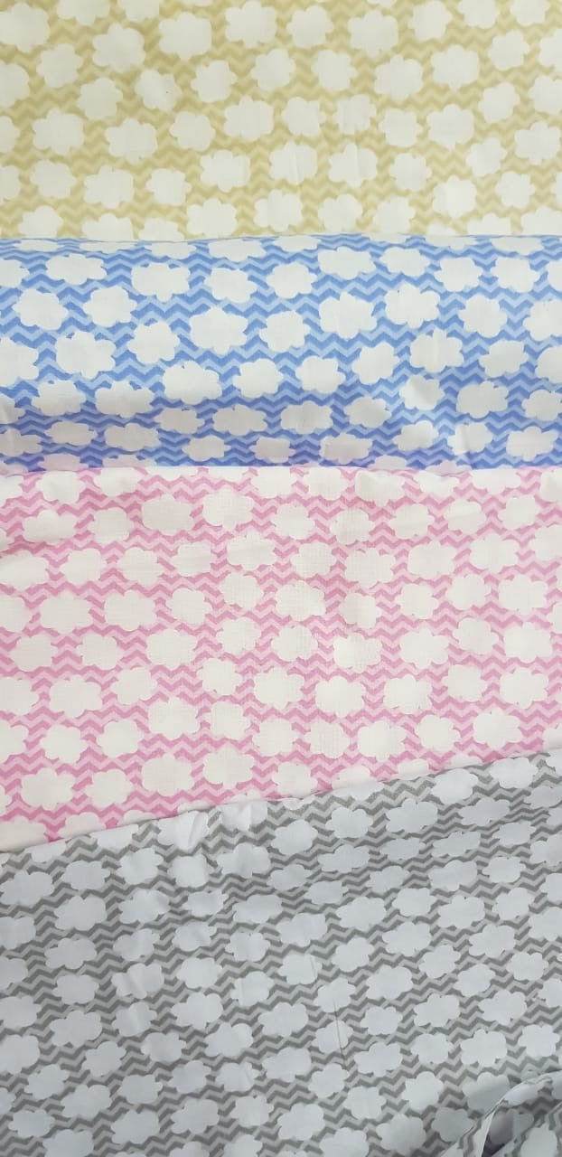 Nubes, fondo beige zigzag