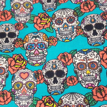 Cargar imagen en el visor de la galería, Calavera y corazon fondo turquesa
