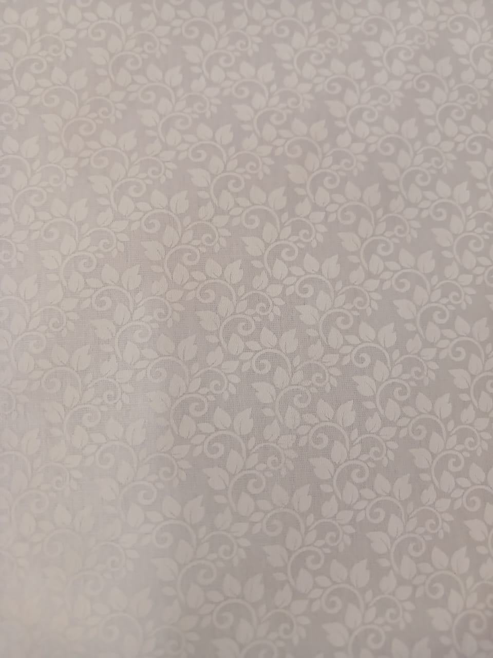 Hojitas blancas sobre blanco