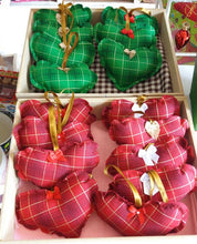 Cargar imagen en el visor de la galería, Corazones y sachets con aroma a navidad
