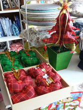 Cargar imagen en el visor de la galería, Corazones y sachets con aroma a navidad
