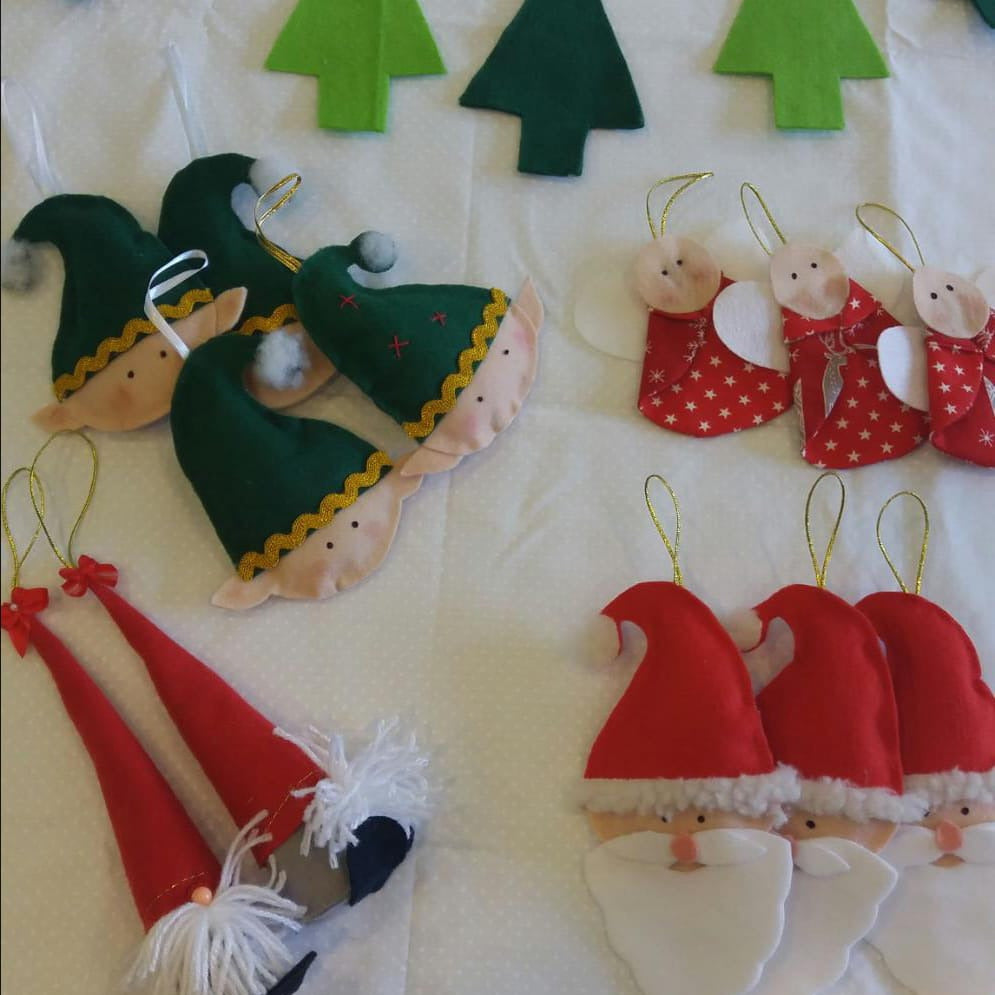 Globos, pinos, duendes y angelitos para el árbol de navidad