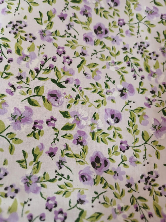 Rositas lilas sobre lila