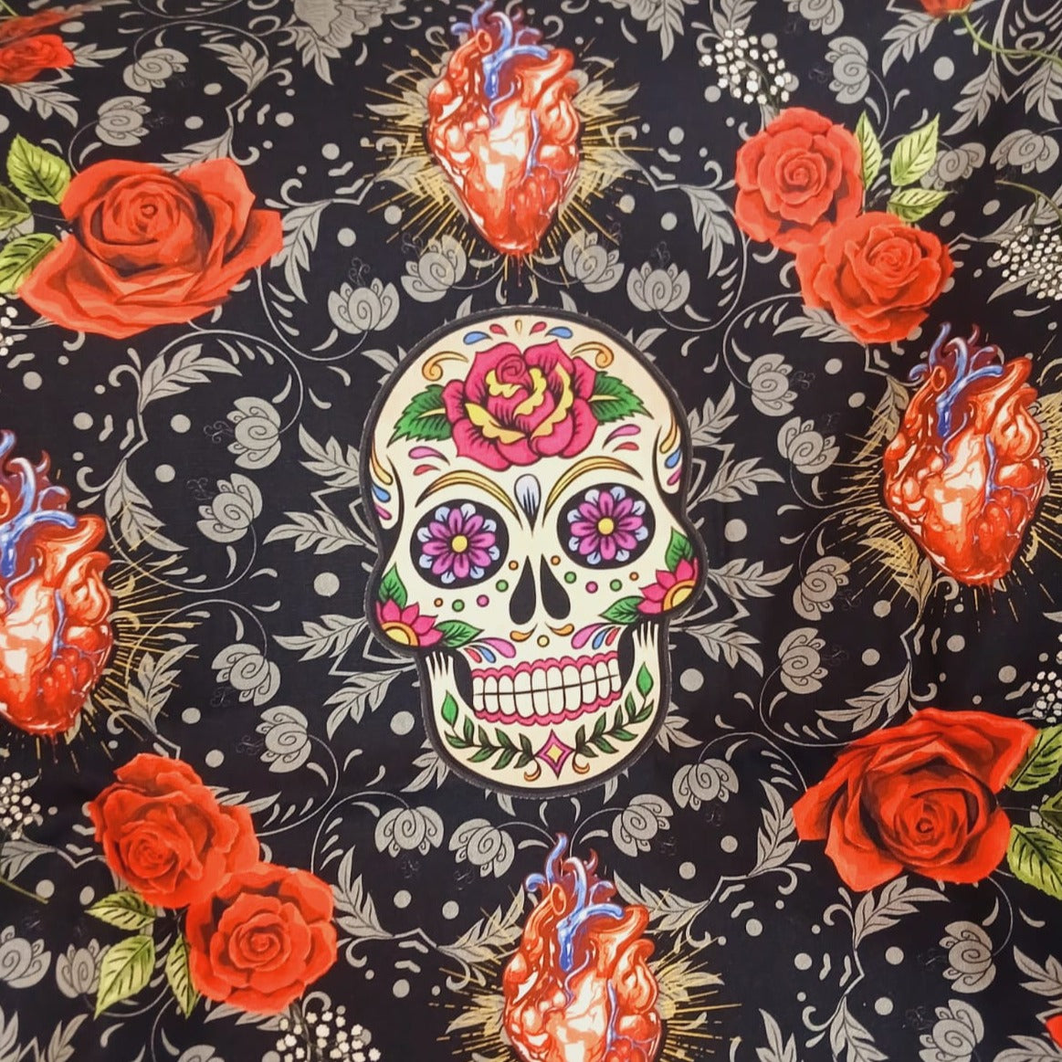 Miden 38x38cm aprox cuadro calavera mas rosas
