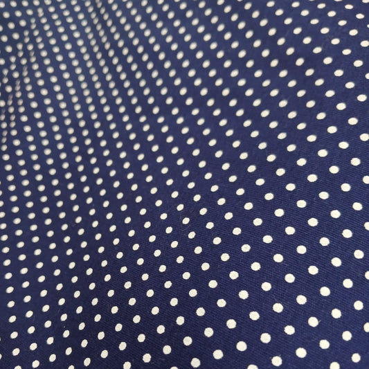 Motas blancas sobre azul marino