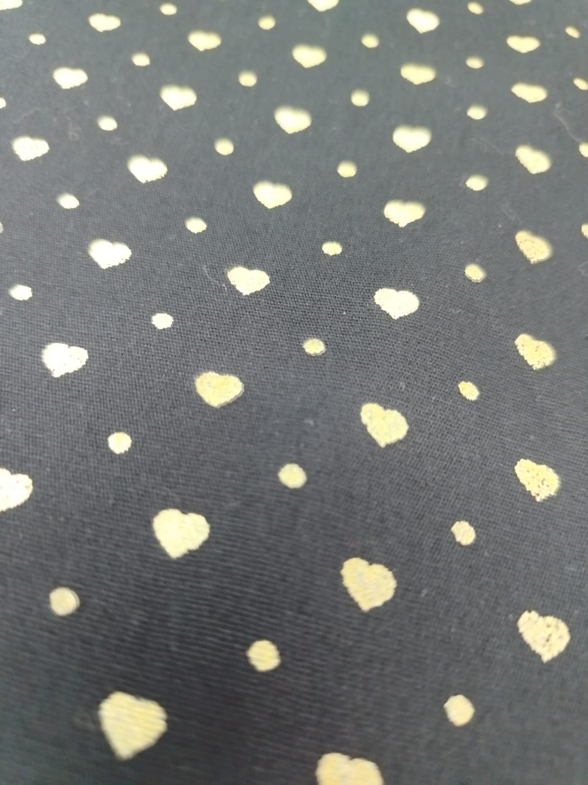 Corazones dorados sobre negro
