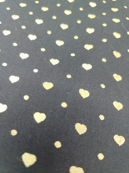 Corazones dorados sobre negro