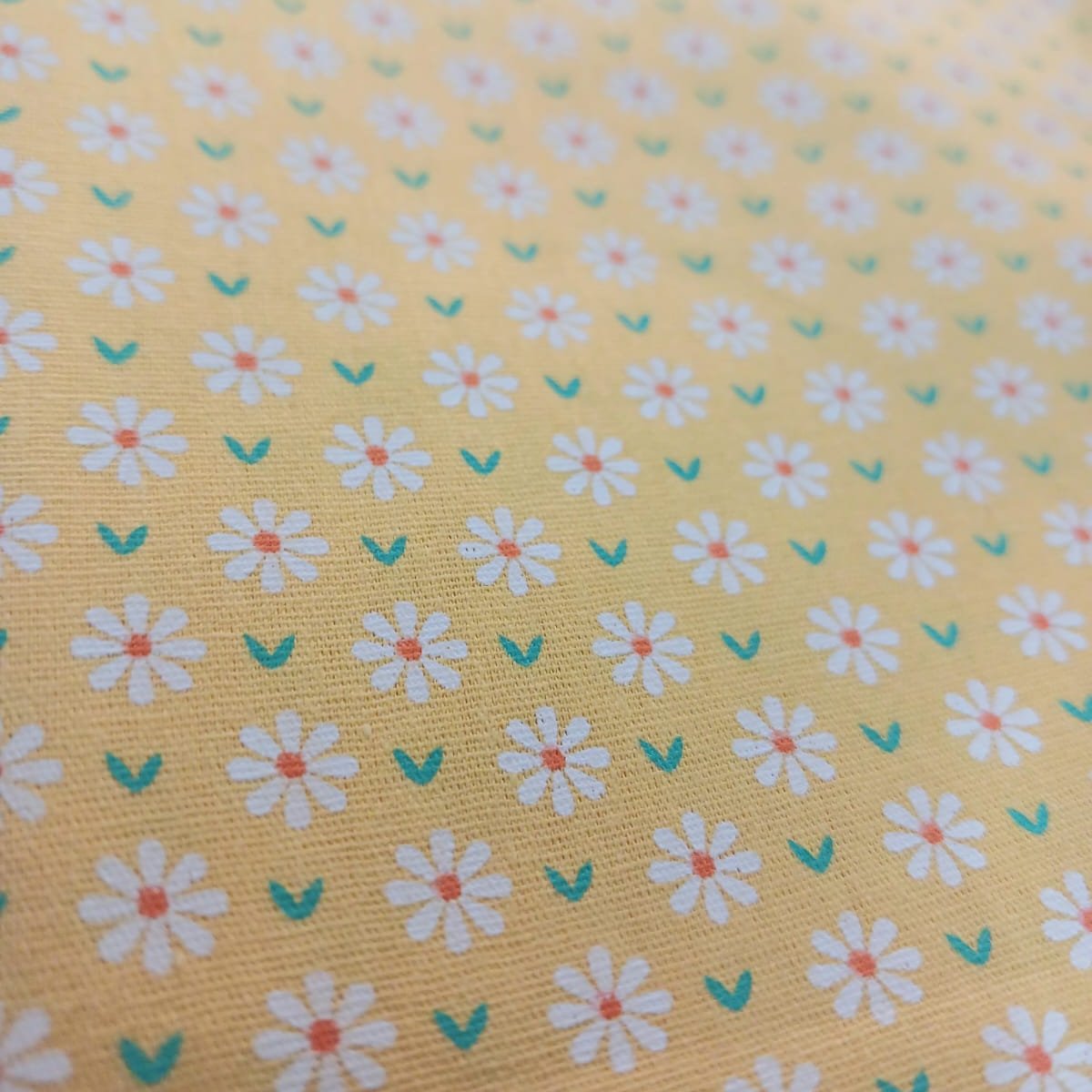 Floreada margaritas fondo amarillo