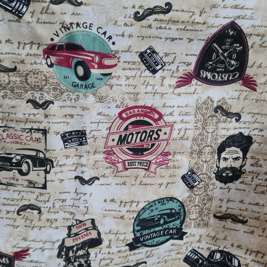 Barbero hombre con barba fondo beige