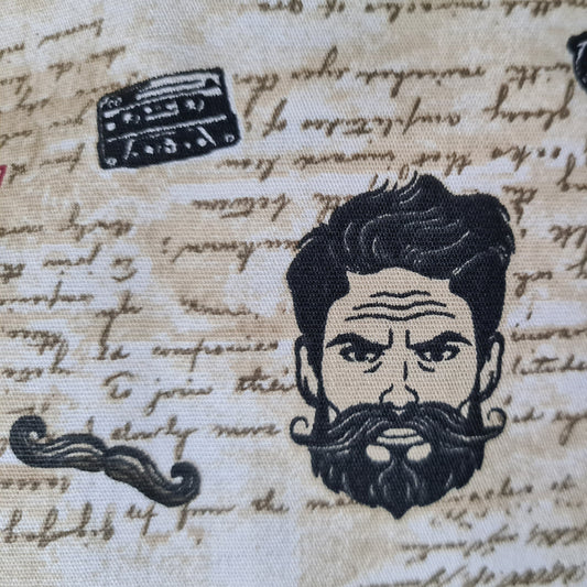 Barbero hombre con barba fondo beige