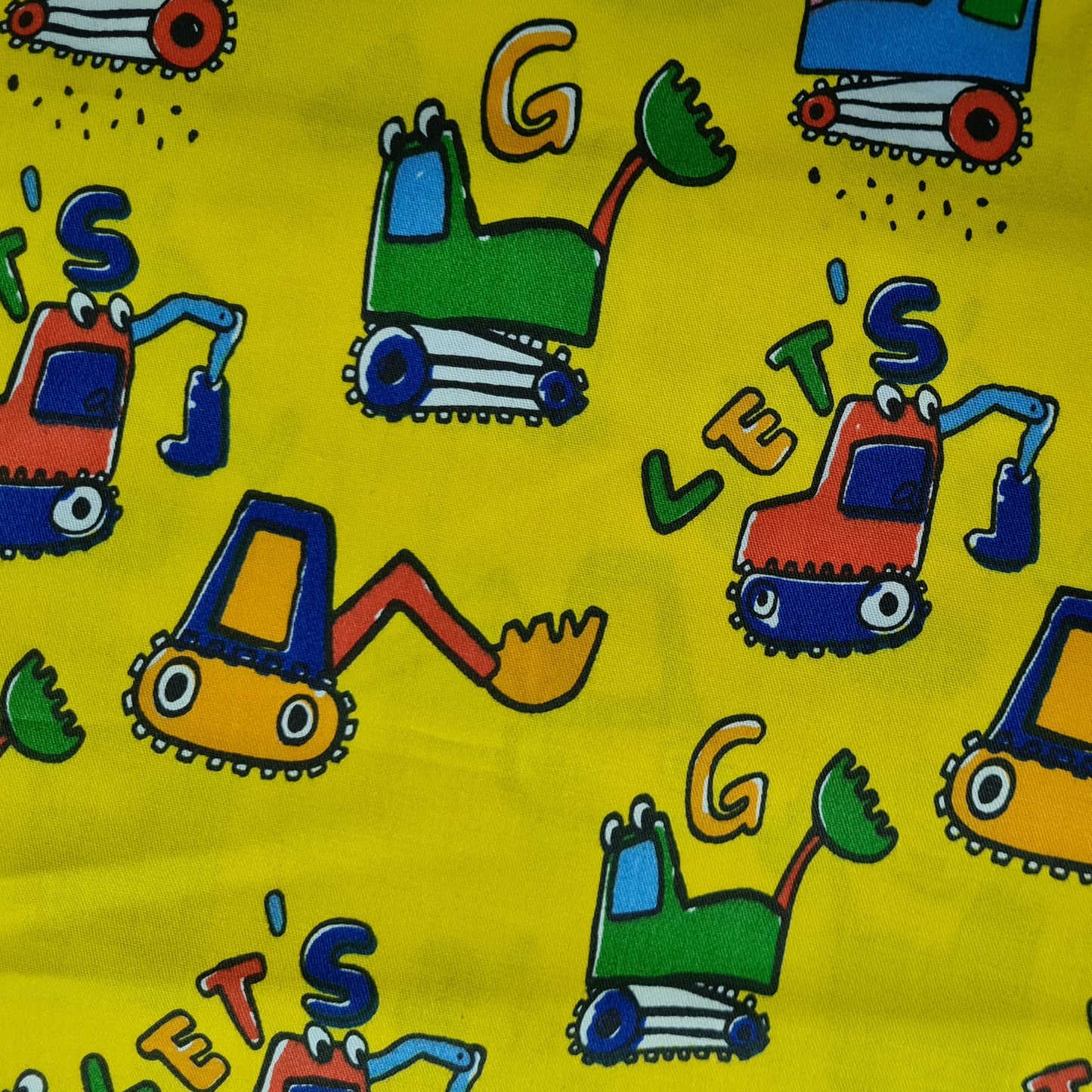 Tractor juguetes niño fondo amarillo